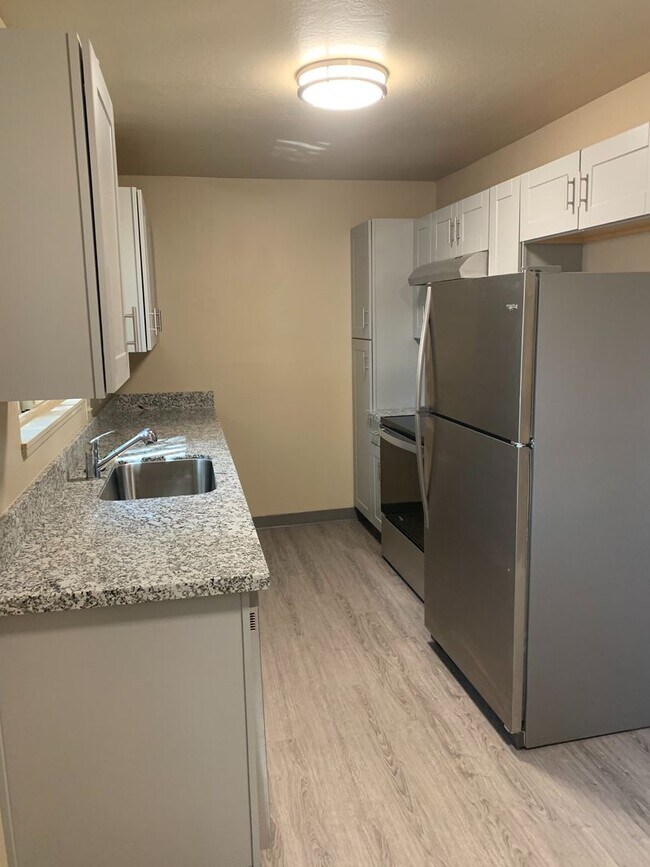 Building Photo - 3 Bedroom 2 Bath Home