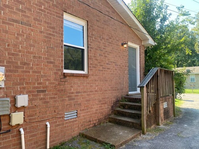 Building Photo - Amazing 2BR/1BA East Nashville Duplex!