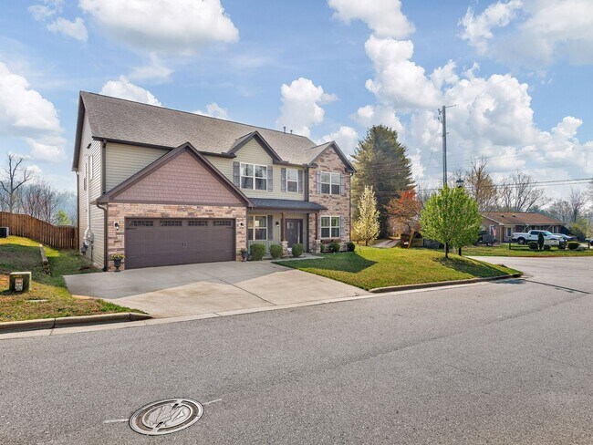 Building Photo - Beautiful Home with Room to Spare in Arden!