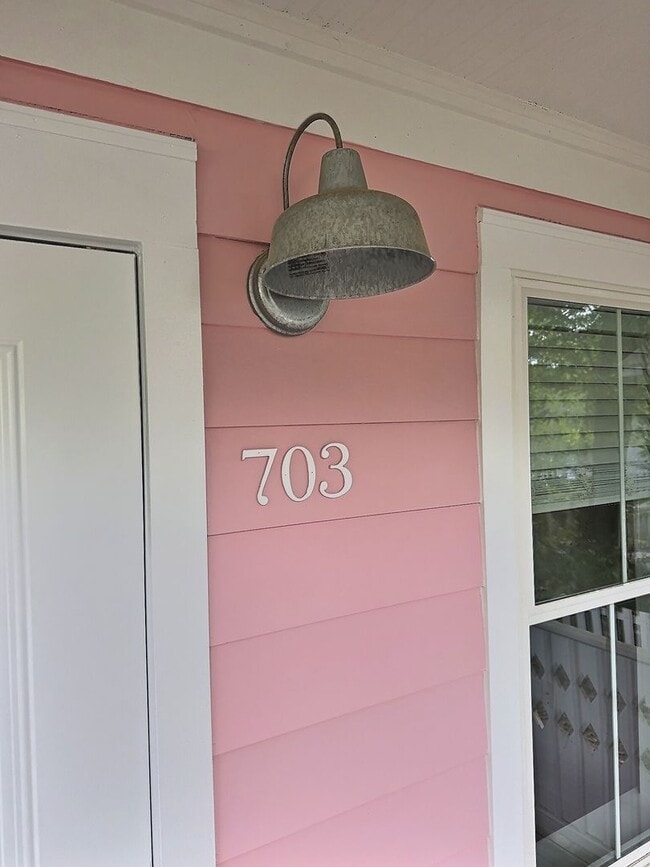 Building Photo - Charming Cottage Just Steps from Downtown ...