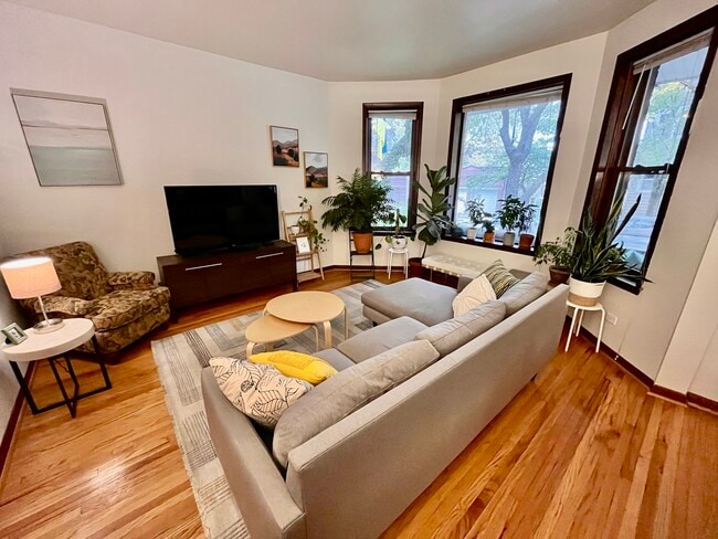 Foto del edificio - 906 N Oakley Blvd