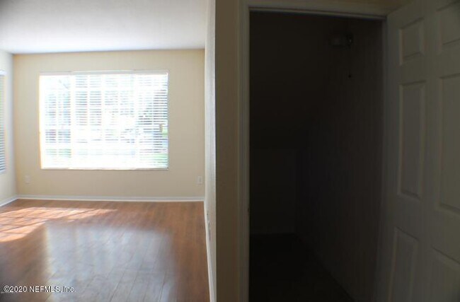 Building Photo - 13700 Richmond Park Dr N