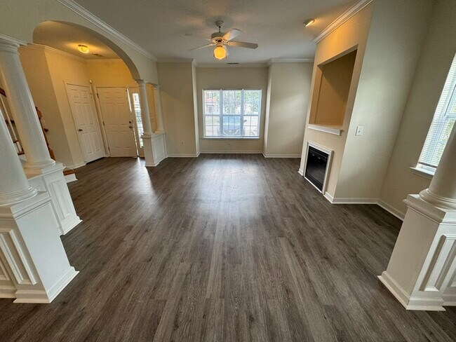 Foto del edificio - 3 Bed END UNIT! AVAILABLE NOW!