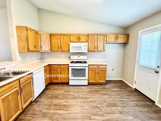 Building Photo - Lovely 3-Bedroom Home with Modern Amenitie...