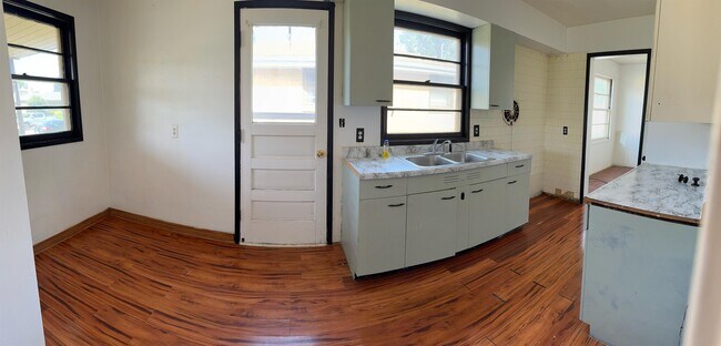 Foto del edificio - 611 W 15th St