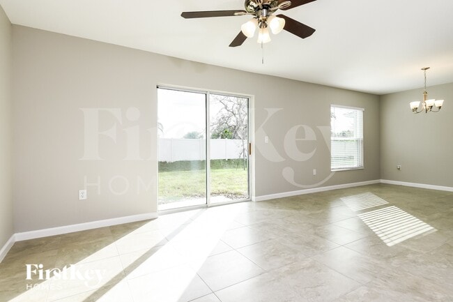 Foto del edificio - 453 Earhart Dr