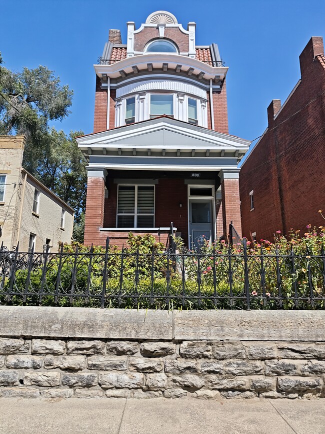 Building Photo - 836 York St