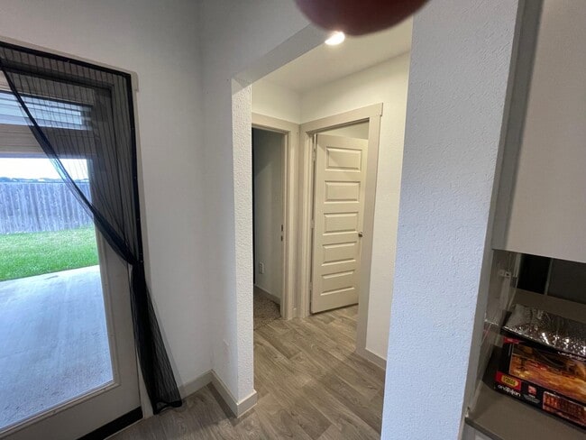 Building Photo - 7015 Sunbreeze Ln