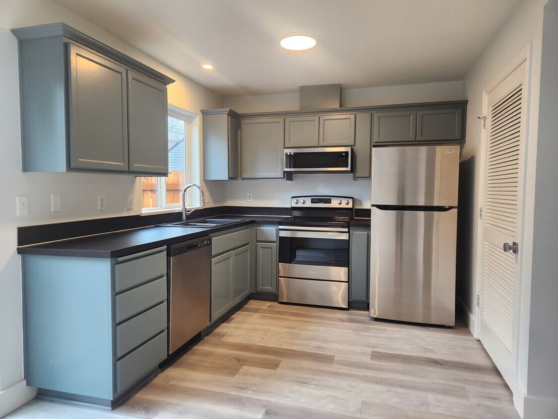 Foto principal - Recently Renovated 3 Bedroom Campus Duplex!