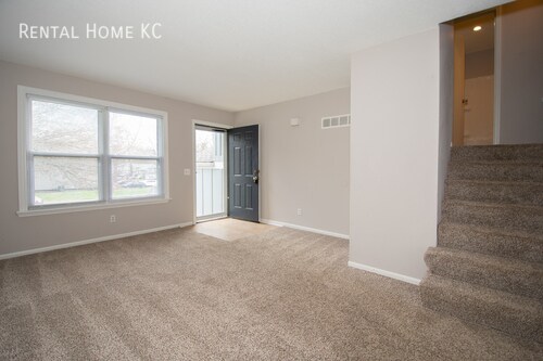 Foto del edificio - Roomy split-level w/finished lower level a...