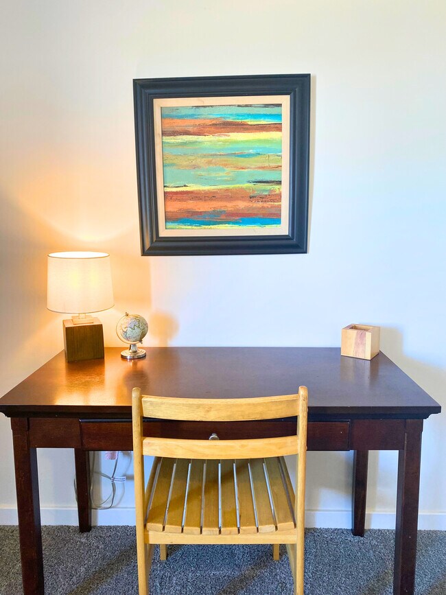 Habitación 2: También hay un espacio de trabajo designado dentro de la habitación con un escritorio y una silla. - 8941 E 24th Ln