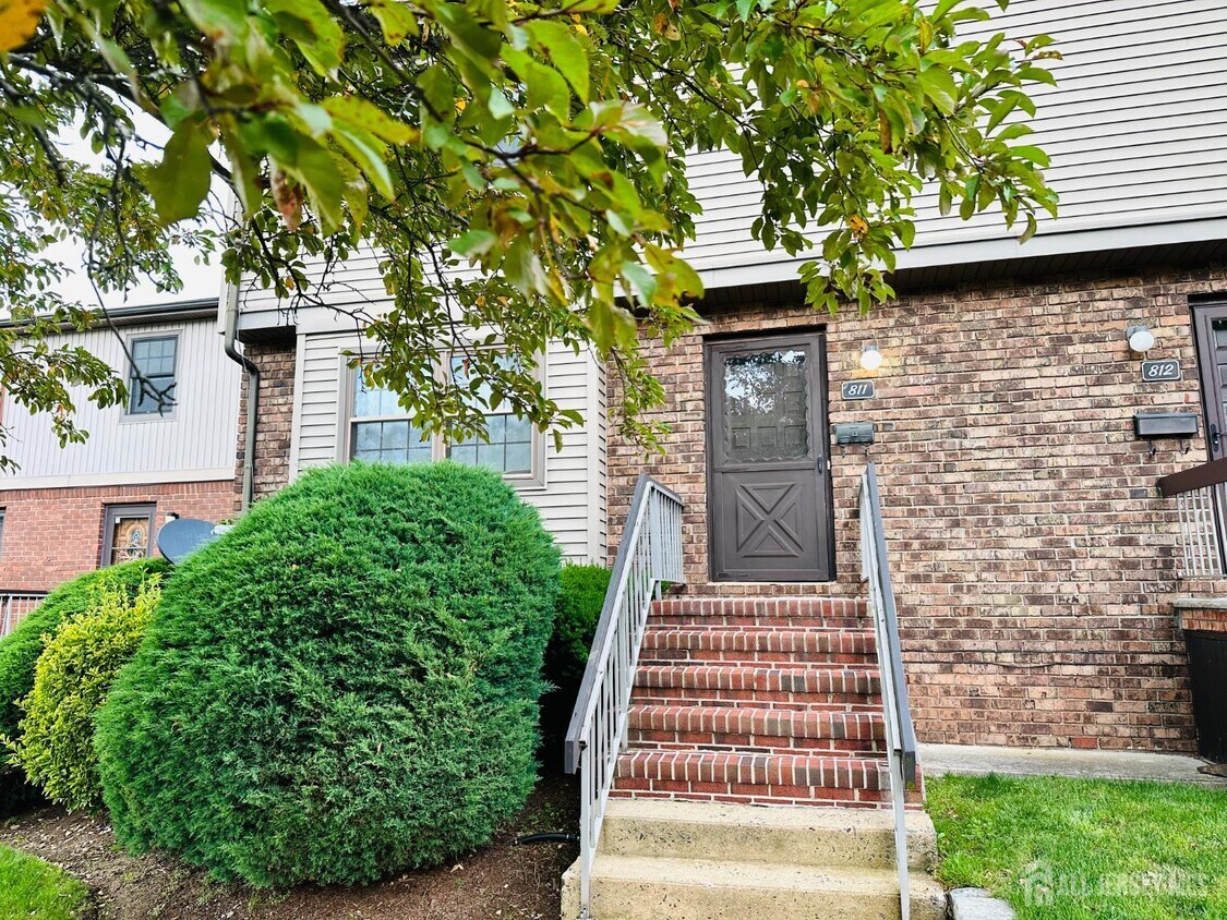 Foto principal - 811 Maple Hill Dr