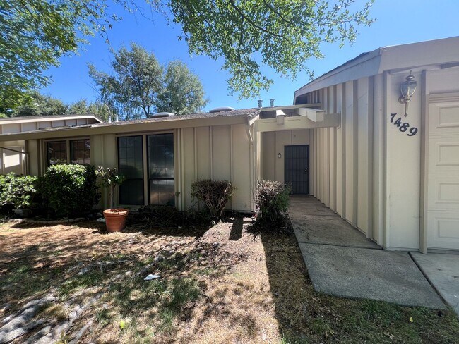 Building Photo - Newly Renovated 2 Bed, 2 Bath Home
