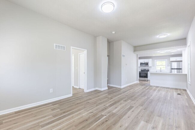 Foto del edificio - Remodeled 2-Bedroom Bungalow with Spacious Yard & 1-Car Basement Garage