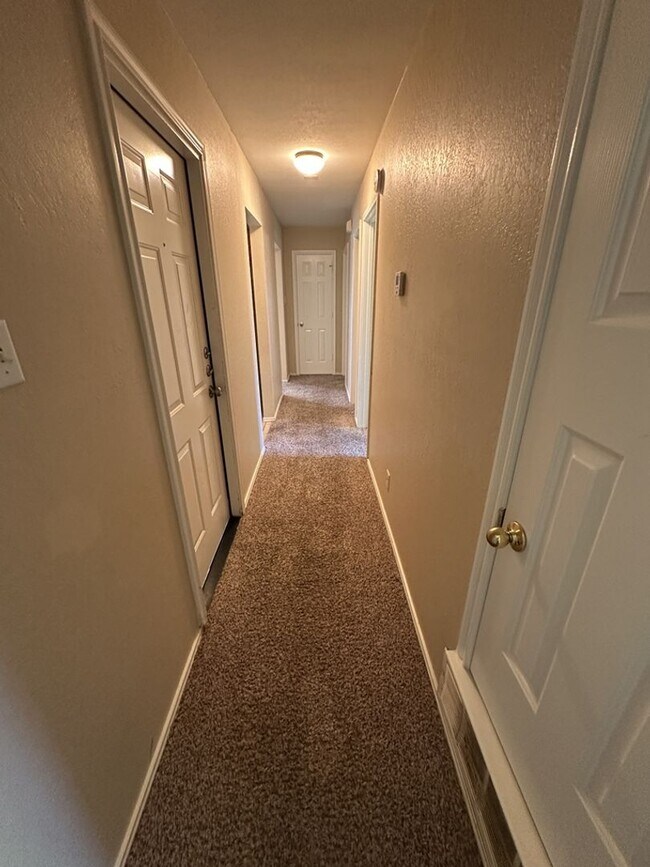 Foto del edificio - AVAILABLE NOW!