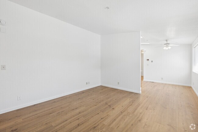 2 habitaciones, 2 baños - 1140 pies cuadrados - Sala de estar - Newell Manor