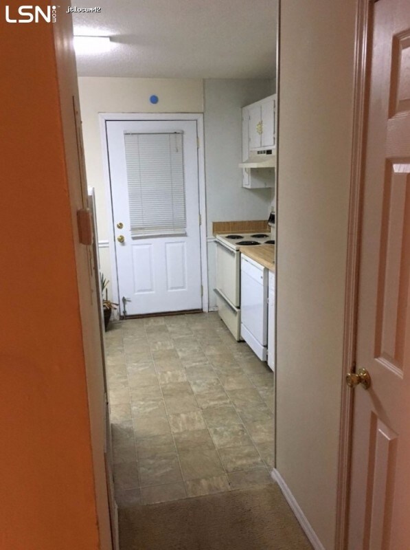 Pasillo que lleva a la cocina - 1820 Summerhaven Ave