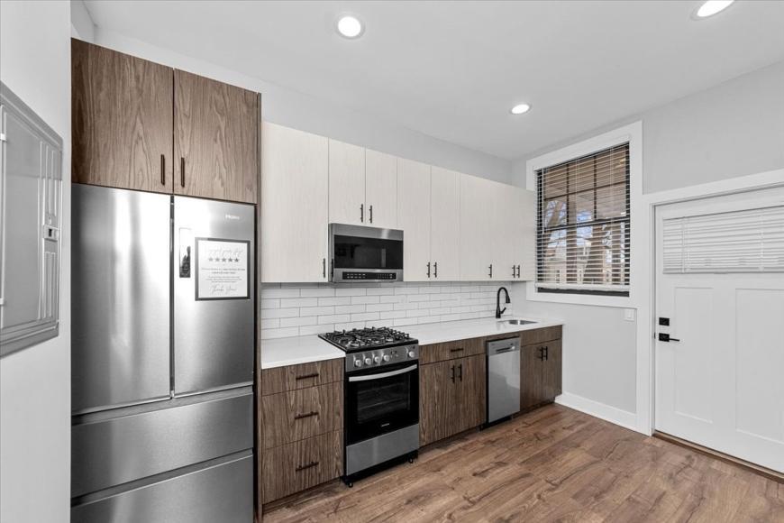 Foto principal - 3 bedroom in Chicago IL 60618