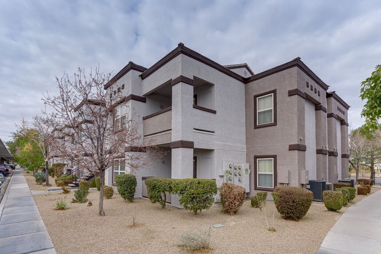 Foto principal - CHARMING FURNISHED 2 BEDROOM SHORT TERM RE...