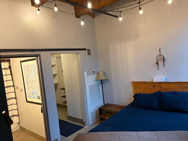 Foto del edificio - 6533 E Jefferson Ave