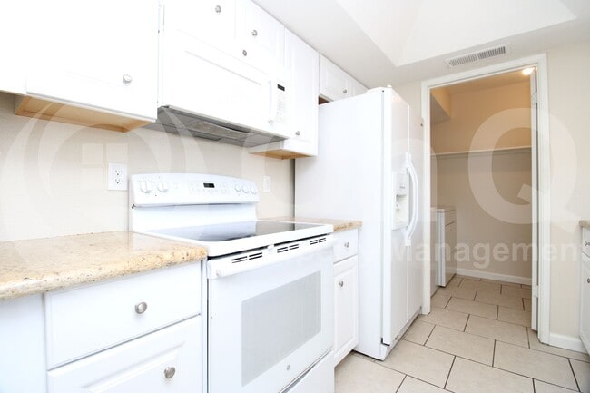 Building Photo - 928 E Diamond Dr