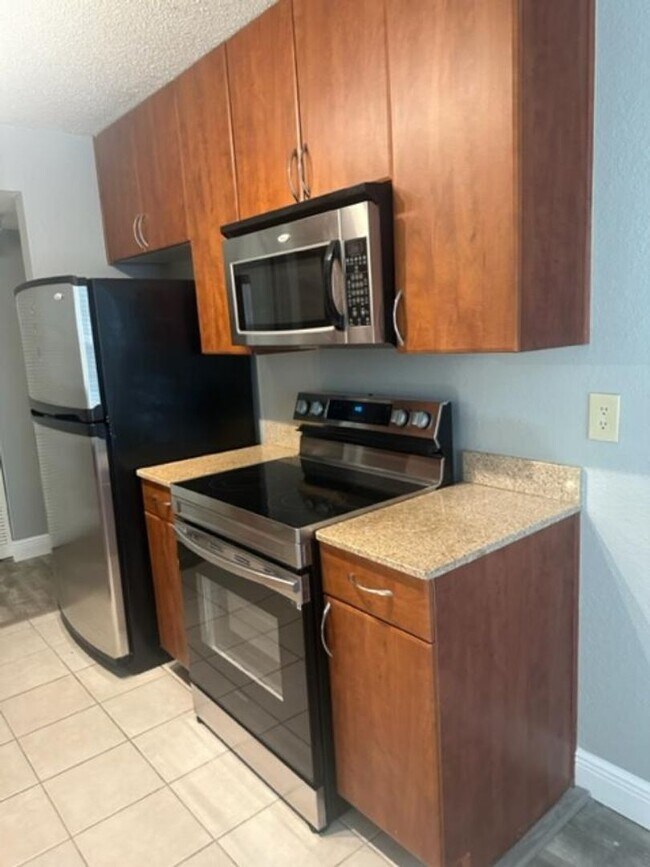Building Photo - Great Location Close to I4 and 417 Seaworld