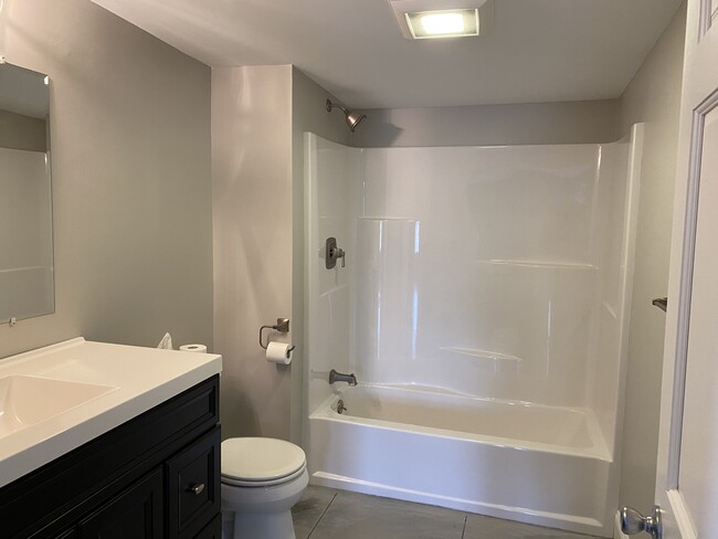 Full Bathroom - 27 Stevenson Rd