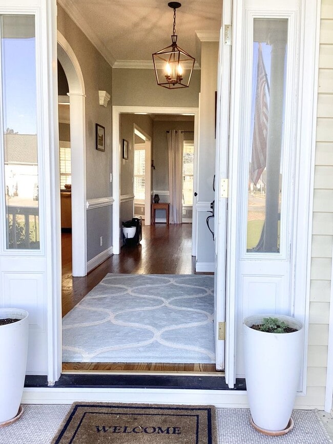 Building Photo - 4 Bed/3 Bath Spacious Home! Extra 2 Car Ga...