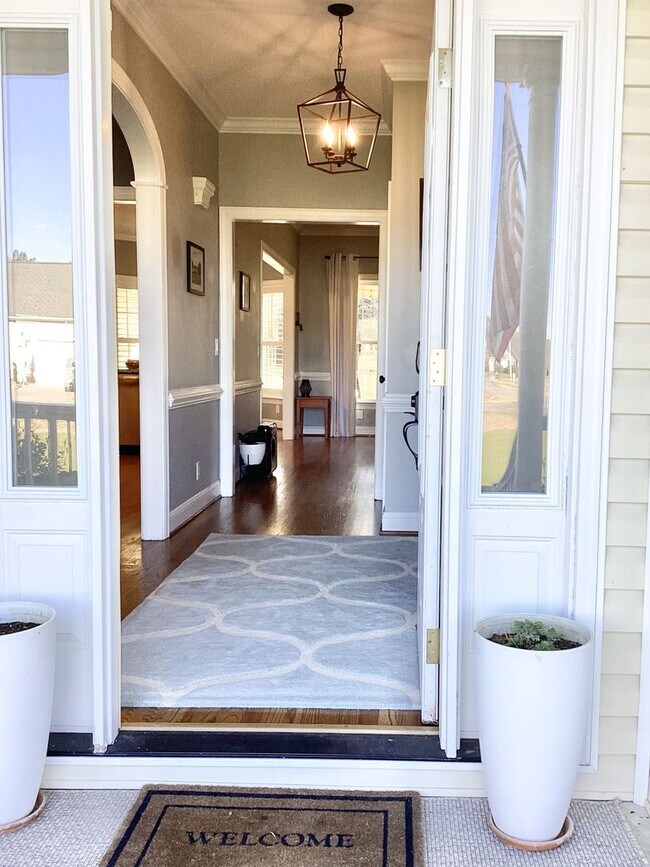 Foto del edificio - 4 Bed/3 Bath Spacious Home! Extra 2 Car Ga...