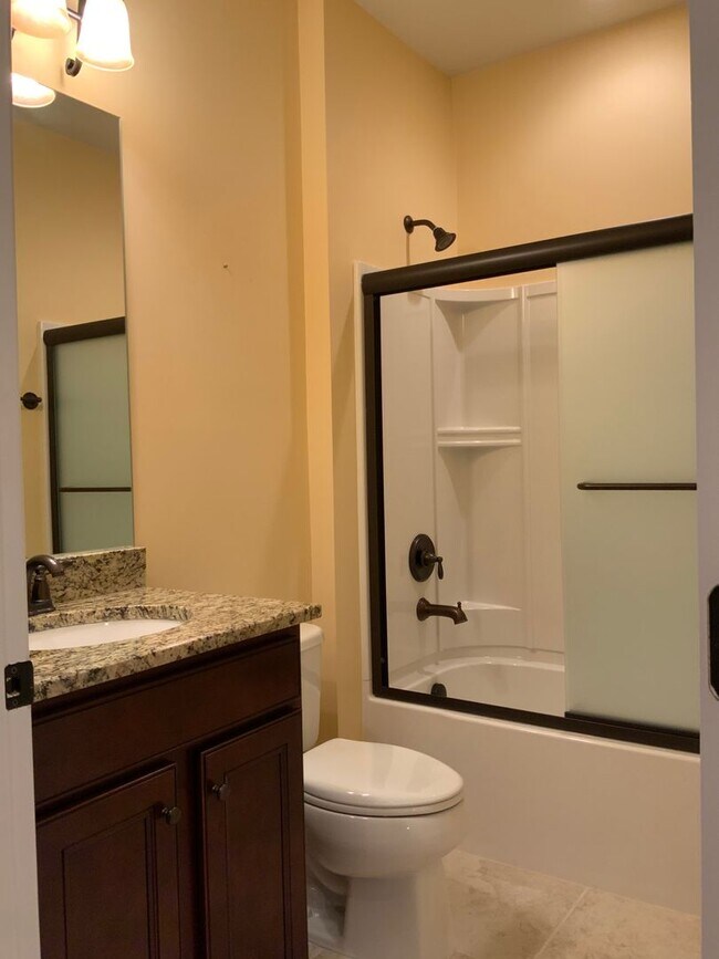 Foto del edificio - Move in ready in a wonderful Active 55+ Ad...