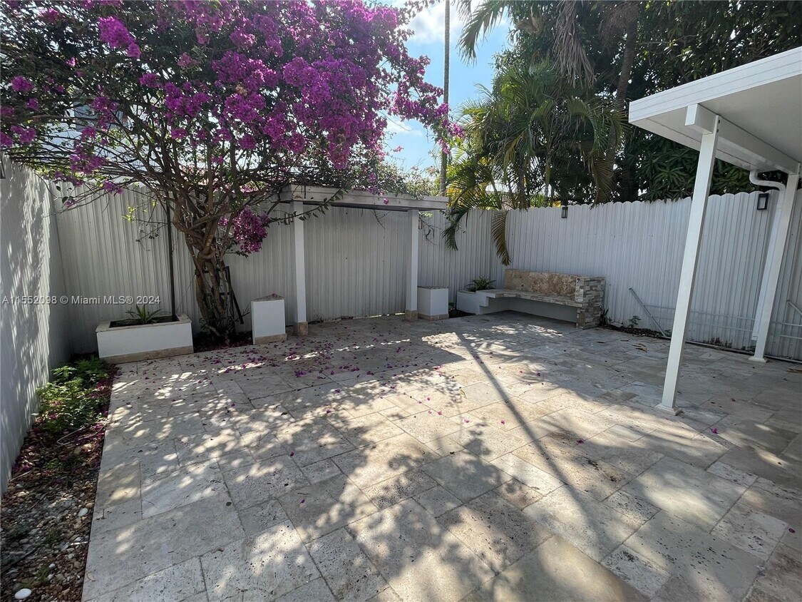 Foto del edificio - 881 SW 104th Ct