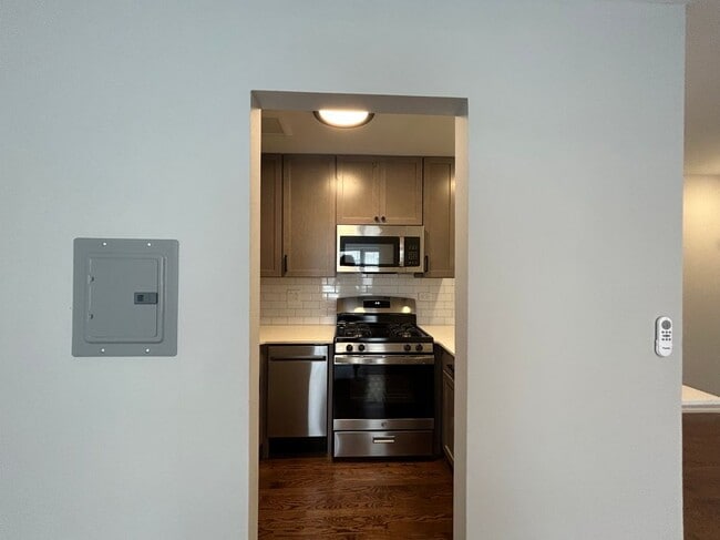 Building Photo - 525 W Oakdale Ave