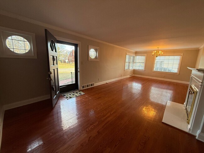 Building Photo - Spacious 3 Bedroom 2 Bath Home