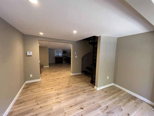 Building Photo - 2 br, 1 bath House - 448 East Thompson Street
