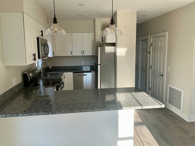 Building Photo - 17 Willow St