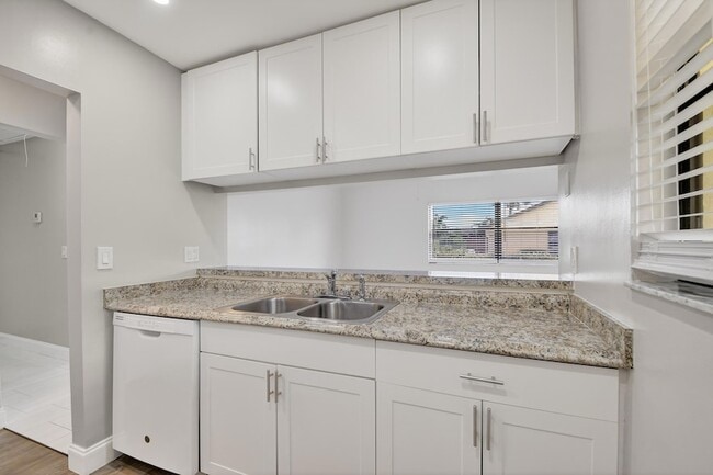 Building Photo - 484 Springdale Cir