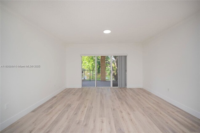 Foto del edificio - 2406 Centergate Dr