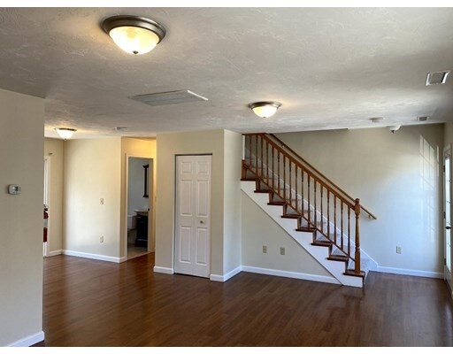 Building Photo - 10 Beverly Cove