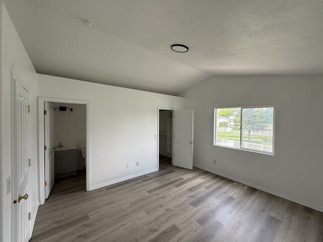 Building Photo - "Charming, newly renovated, 4-Bed, 3-Bath ...