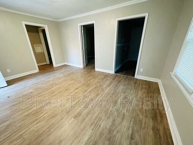 Building Photo - 1074 E Walthal Cir
