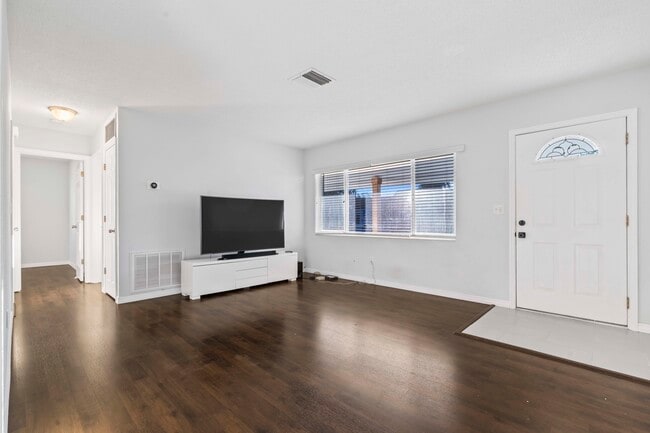 Foto del edificio - 353 Shirley Ave