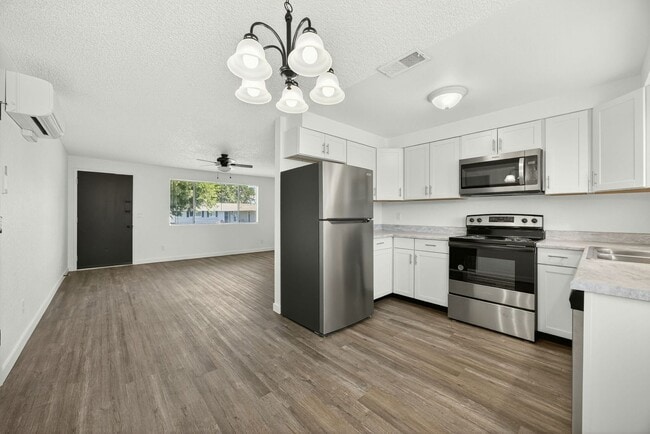 Building Photo - Modern 2-Bedroom Duplex with New Kitchen &...