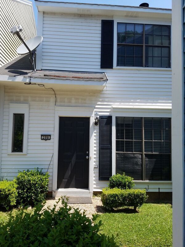 Building Photo - 208 Settlers Park Dr