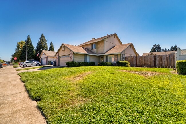 Foto del edificio - Spacious 4-Bedroom Home Near Happy Park