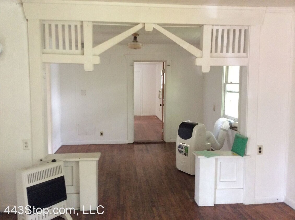 Building Photo - 2 br, 1 bath House - 105 Third Ave.