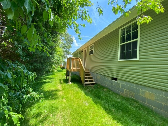 Building Photo - 3 bedroom, 2 bathroom home in White Pine