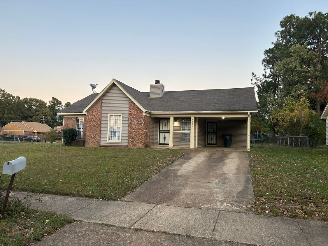 Primary Photo - 3br 2ba fence in yard...corner lot