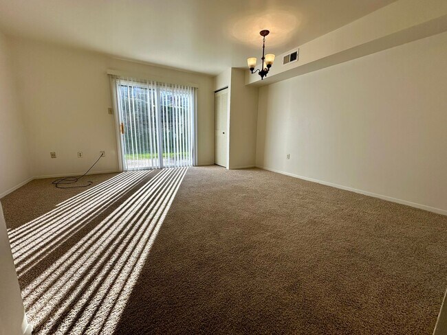 Foto del edificio - North Hills 3 Bedroom Townhome! In-Unit Washer & Dryer + Equipped Kitchen with Dishwasher! Call T...