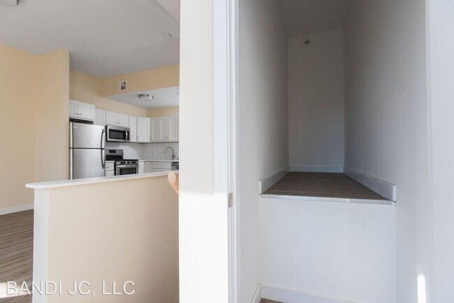 Building Photo - 677 Bergen Ave