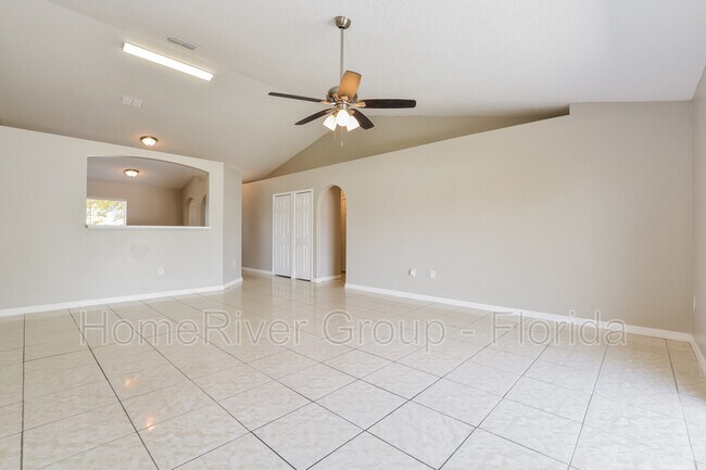 Building Photo - 707 Parrot Ct
